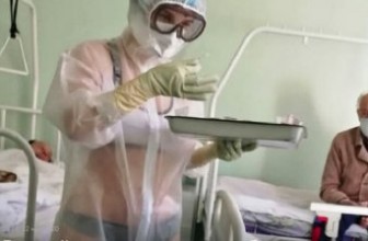 Российская медсестра вышла на работу в бикини